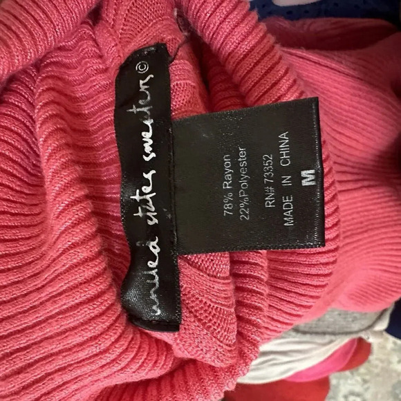 UNITED STATES SWEATERS Long Sleeve Turtleneck Hot Pink Size Small - Picture 4 of 4